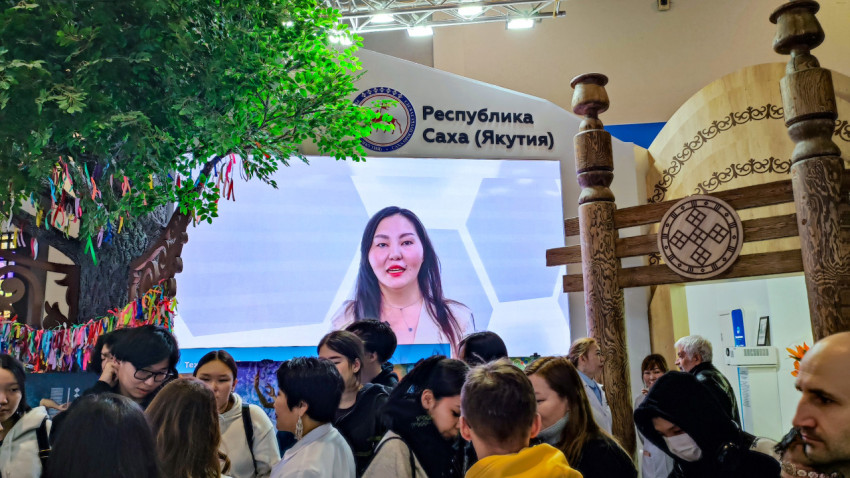 Толпа людей у большого экрана на стенде Республики Саха-Якутия на выставке «Россия» на ВДНХ