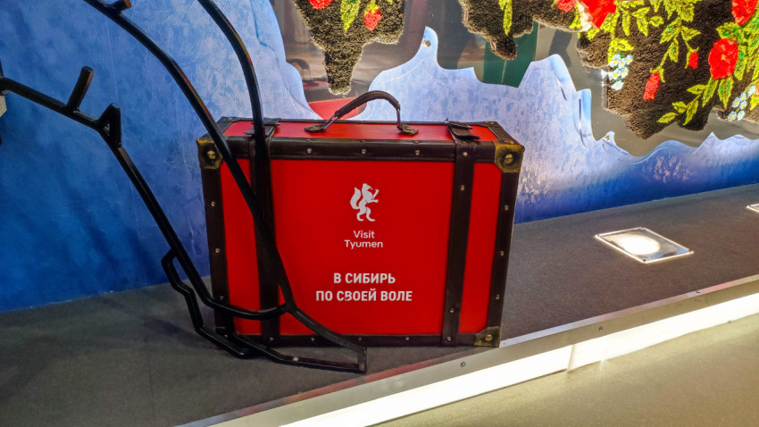 Красный чемодан на полу