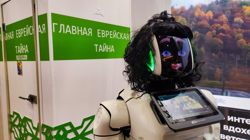 Женский робот стоит на выставке