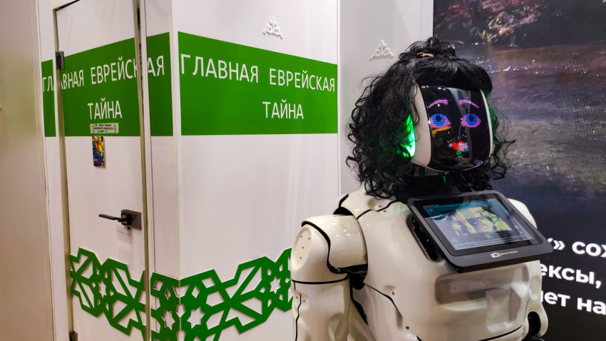Робот с волосами, стоящий у стены