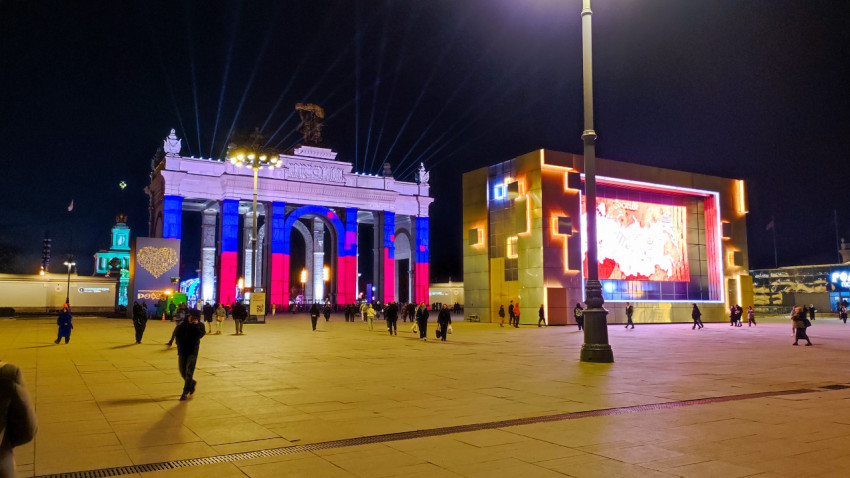 Подсвеченная Арка главного входа ВДНХ ночью