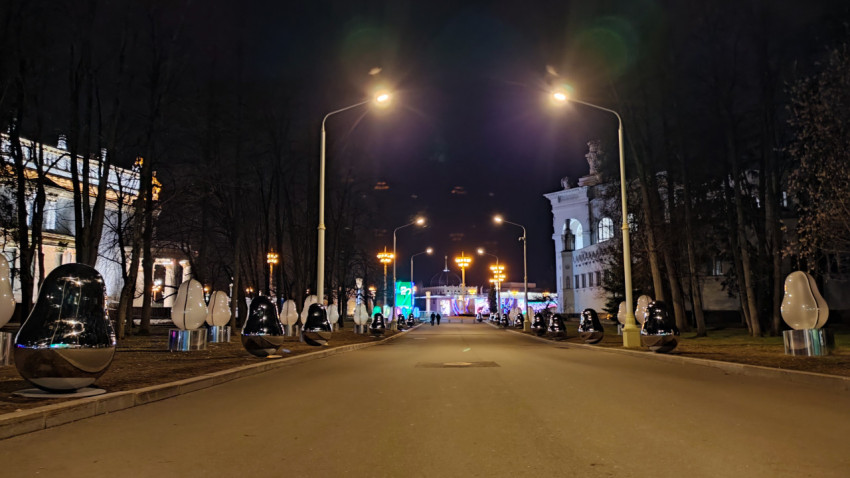 Парк на ВДНХ ночью