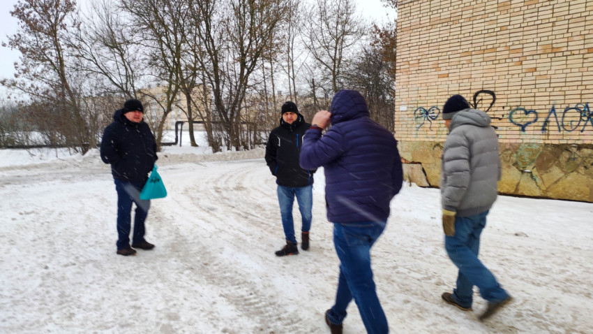 Четыре человека общаются на улице в зимний день с холодной погодой