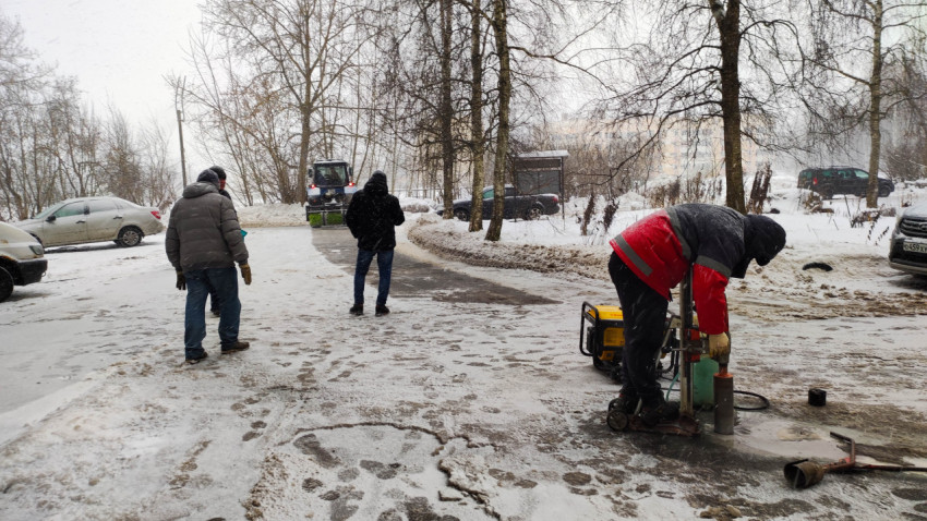 Ремонт дороги зимой во дворе с использованием специального оборудования и техники