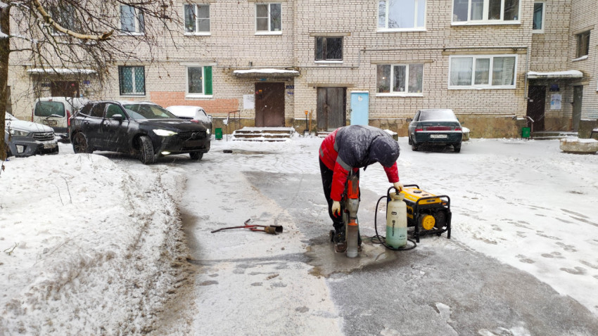 Ремонт дороги во дворе многоквартирного дома с использованием техники