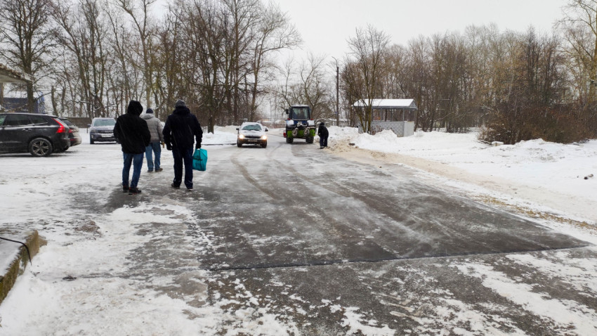Трактор очищает дорогу от снега в зимний день