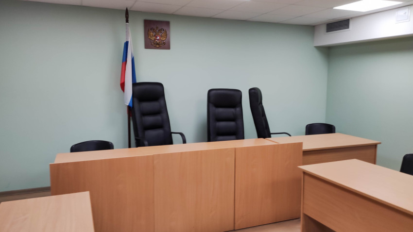 Судейские кресла в зале судебного заседания