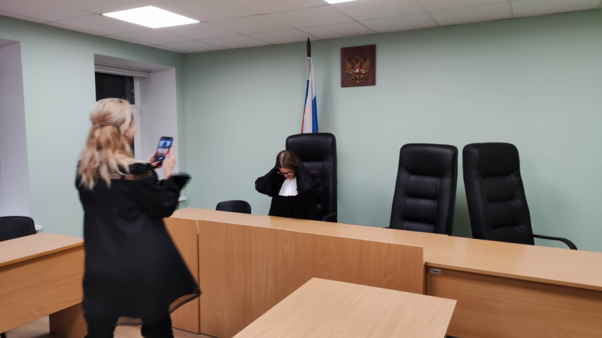 Подготовка к фотосессии в зале суда в присутствии судебного исполнителя