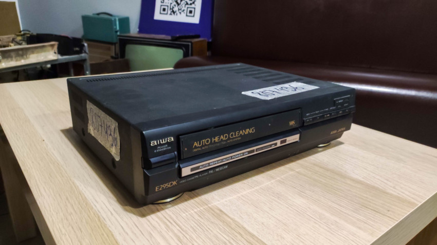 Видеомагнитофон Aiwa на столе