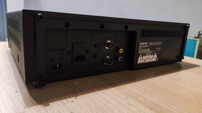 Задняя панель видеомагнитофона Aiwa