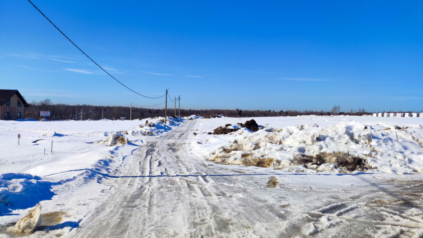 Снежная дорога рядом с полем