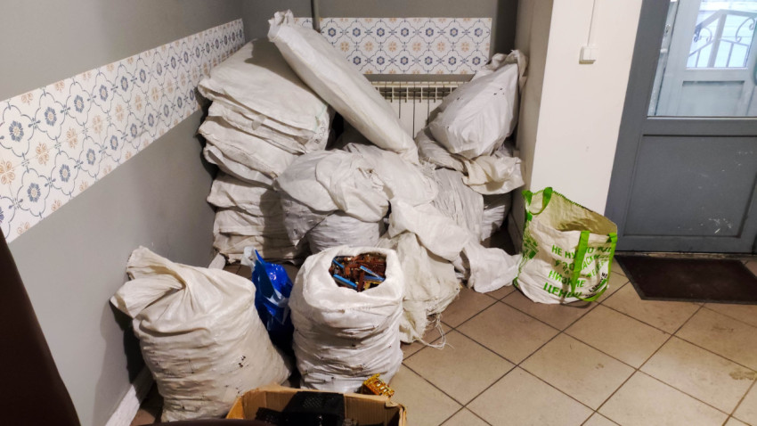 Мешки с радиодеталями в коридоре