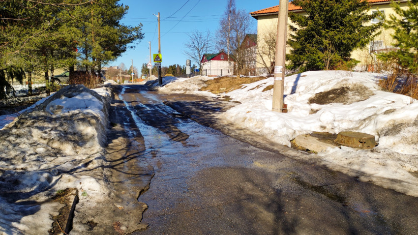 Весенний день на улице с остатками снега и льда в небольшом городе