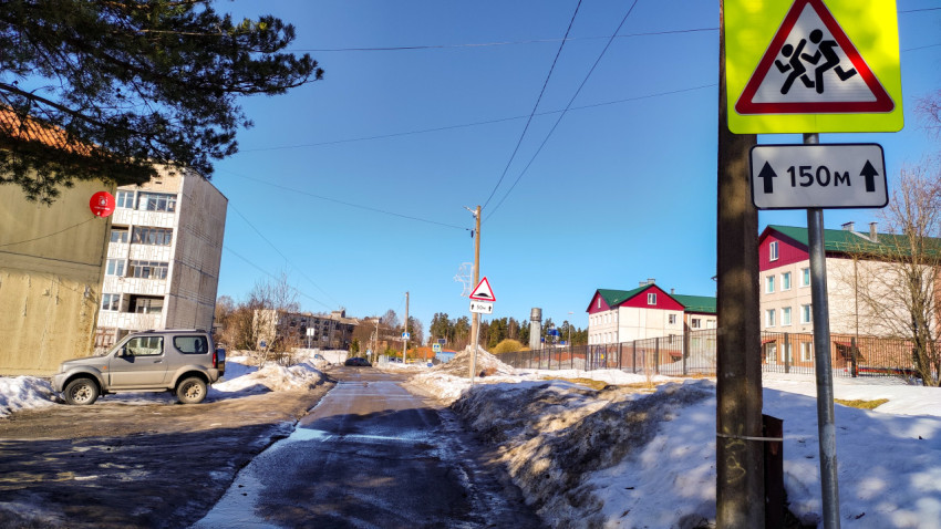 Улица с дорожными знаками в небольшом городе