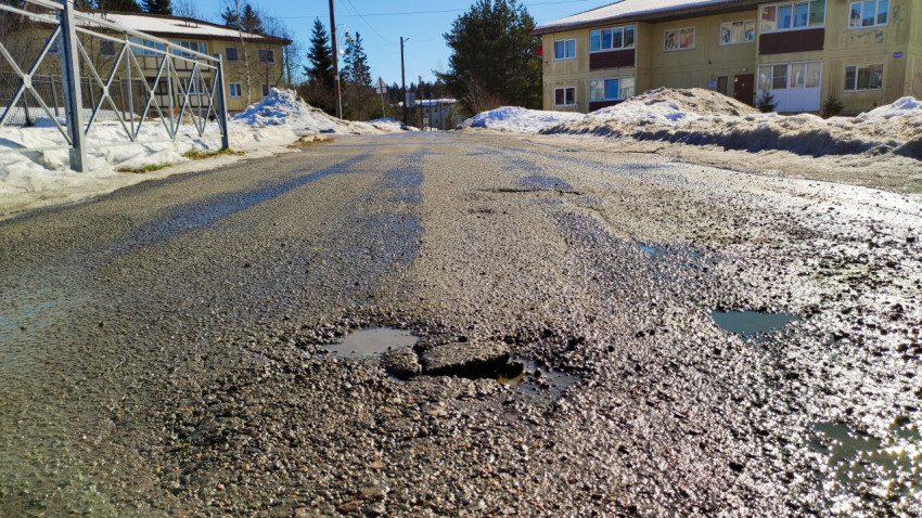 Яма на асфальте в жилом районе