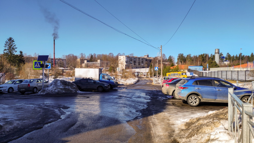 Улица с парковкой в маленьком городе