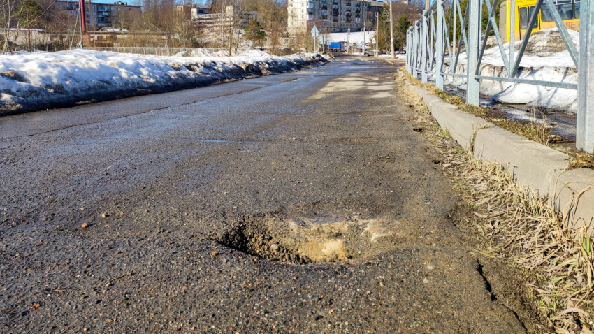 Яма на асфальте на городской дороге