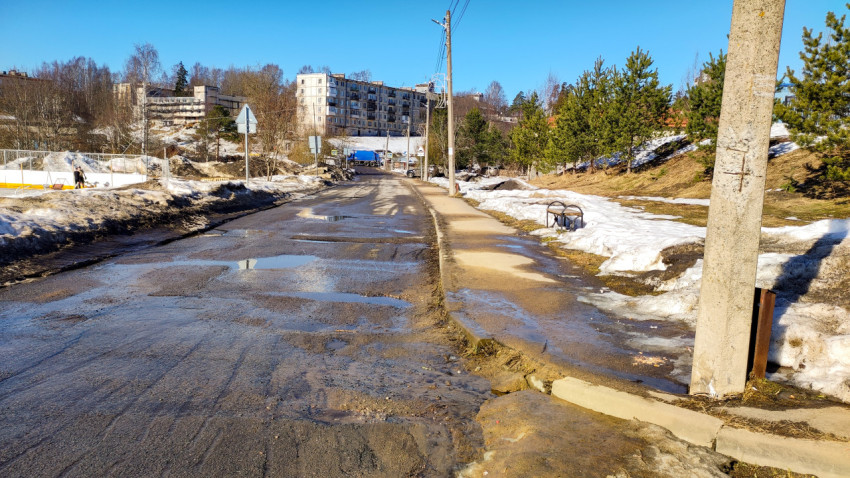 Разбитая дорога в городском районе