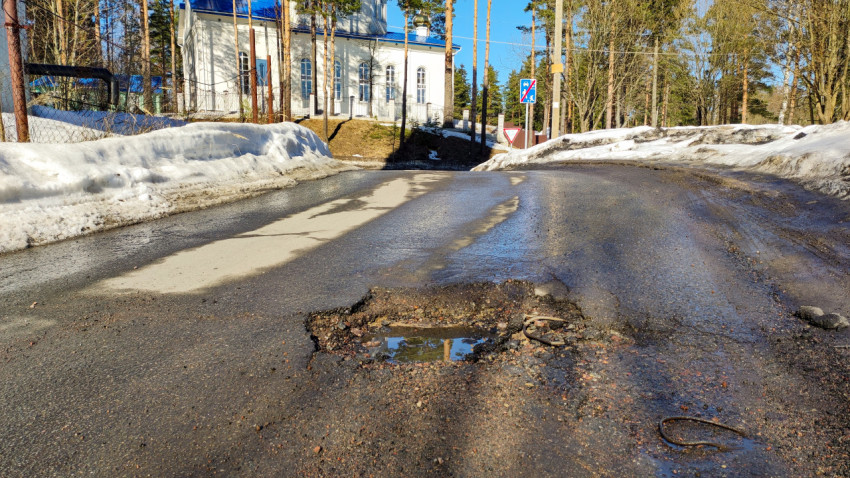 Глубокая яма на дороге в поселке