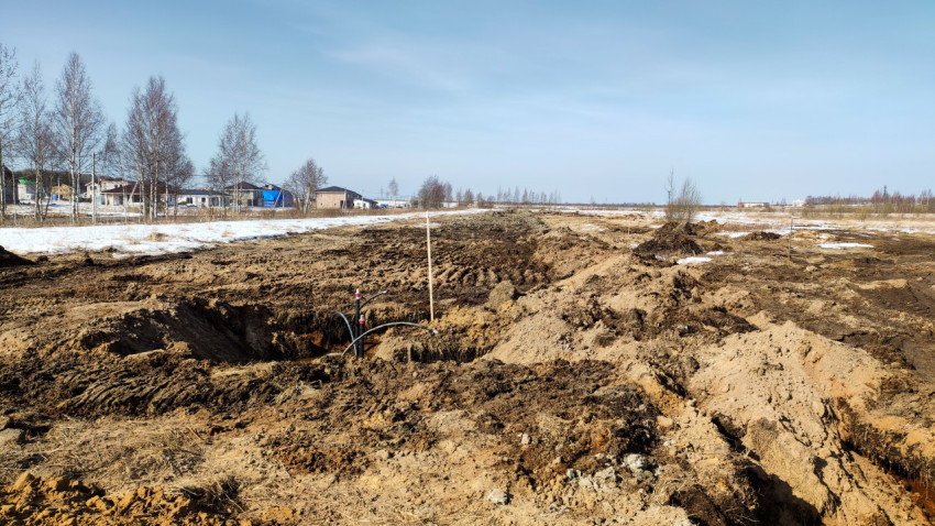 Завершение работ по укладке труб в поле и засыпка траншеи