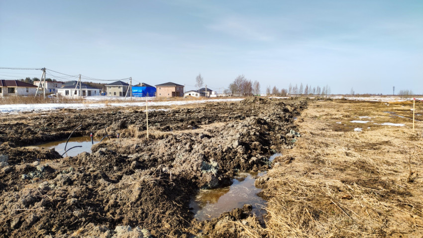 Завершение укладки труб в поле и засыпка траншеи