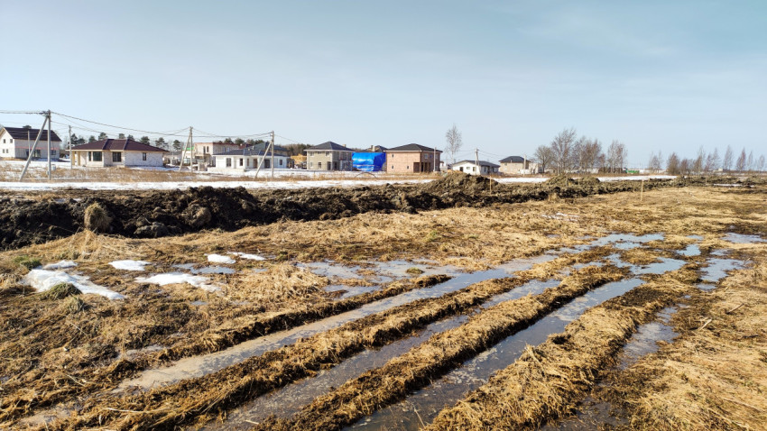 Завершение укладки труб в поле с засыпкой траншеи