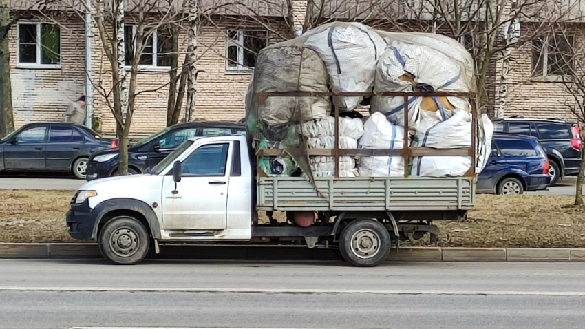 Газель с грузом на улице города