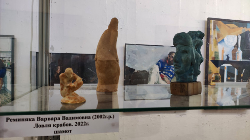 Скульптуры на выставке в галерее