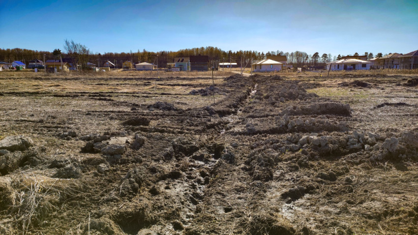 Траншея в поле на окраине деревни