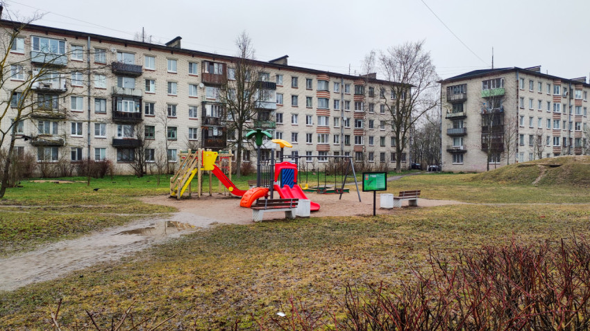 Детская площадка во дворе жилого дома в дождливую погоду