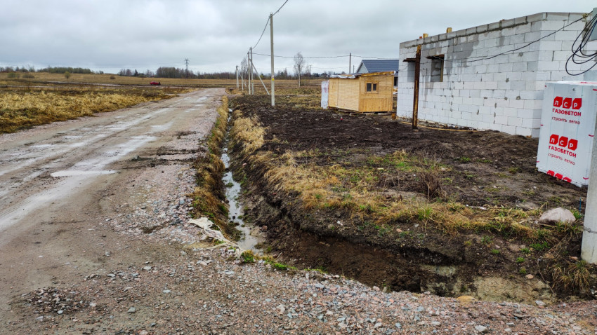 Водосточная канава у дороги в сельской местности