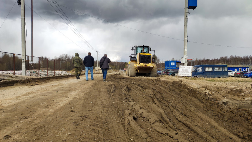 Грязная дорога и работающая техника