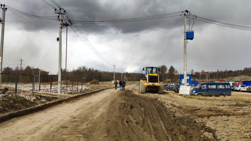 Грязная дорога на строительной площадке в облачную погоду