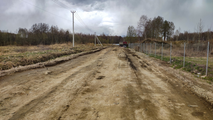 Грунтовая дорога на строительном участке под облачным небом
