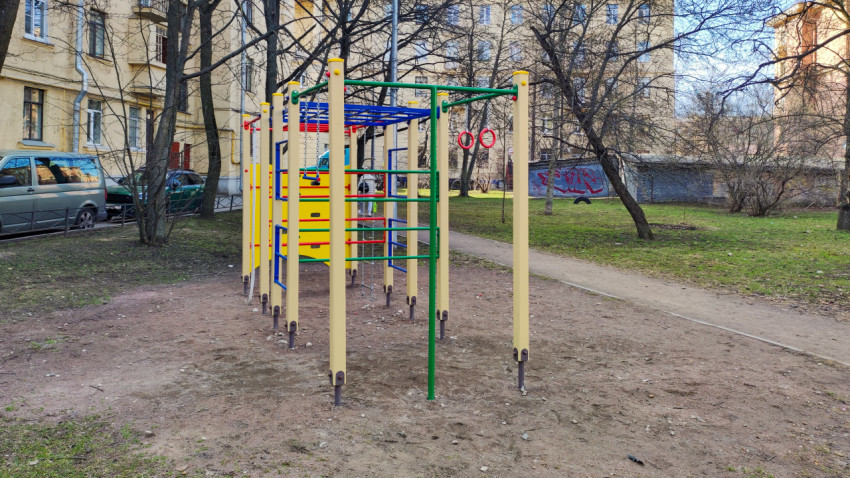 Спортивная площадка для детей во дворе жилого дома