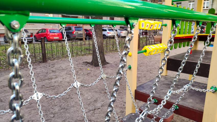 Оборудование полосы препятствий на детской площадке в городе