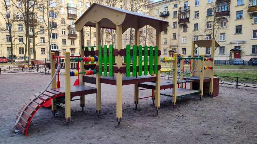Детская площадка с игровым комплексом в городе