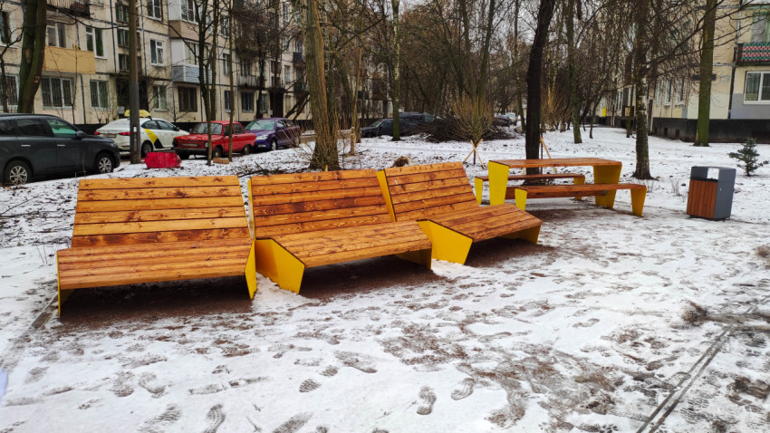 Деревянные скамейки во дворе дома
