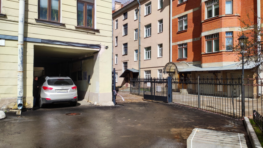 Двор в Санкт-Петербурге с автомобилем и жилыми зданиями