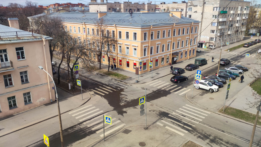 Перекресток с пешеходным переходом в городе