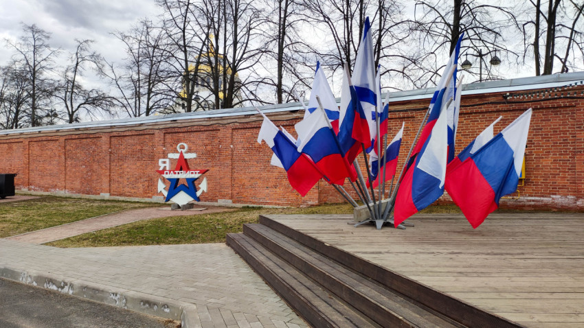 Флаги России перед стеной парка Патриот в Кронштадте