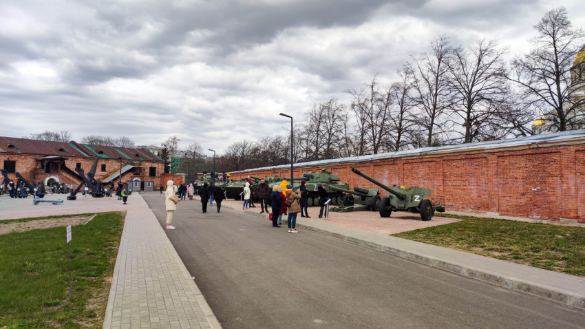 Военная техника и посетители в парке Патриот в Кронштадте