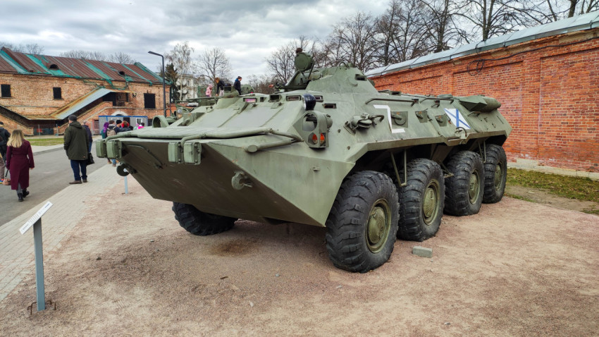 Советский колесный бронетранспортер БТР-80 на выставке под открытым небом