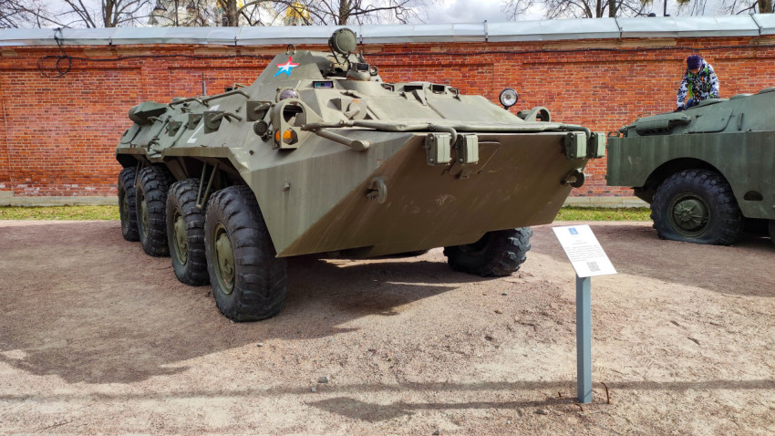 Советский бронетранспортер БТР-80 на выставке