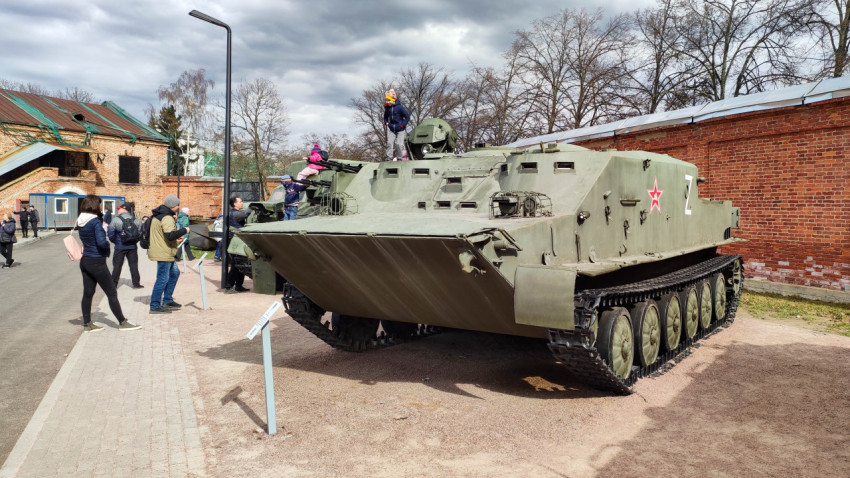 Советская командно-штабная машина БТР-50ПУ на выставке военной техники