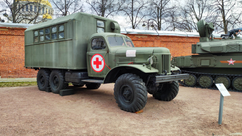 Советский грузовой автомобиль ЗИЛ-157 на выставке