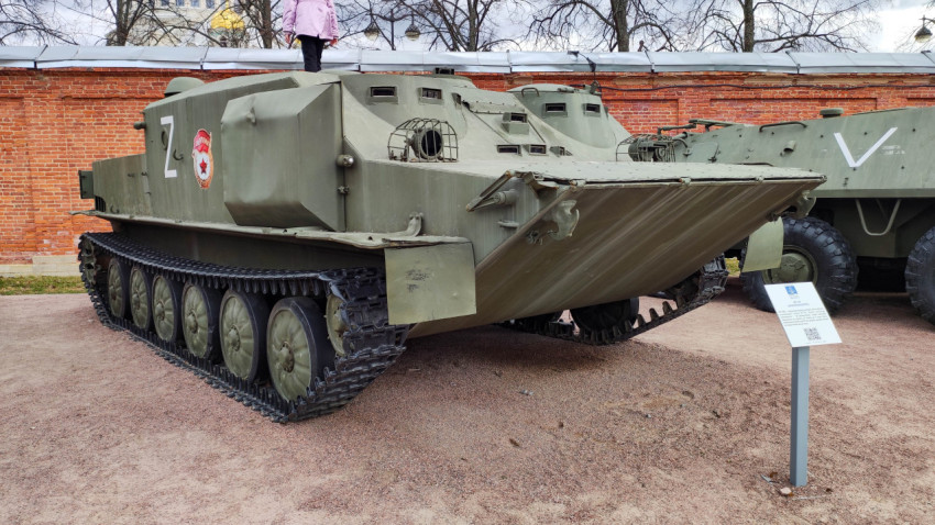 БТР-50 на базе плавающего танка ПТ-76 на выставке в Кронштадте