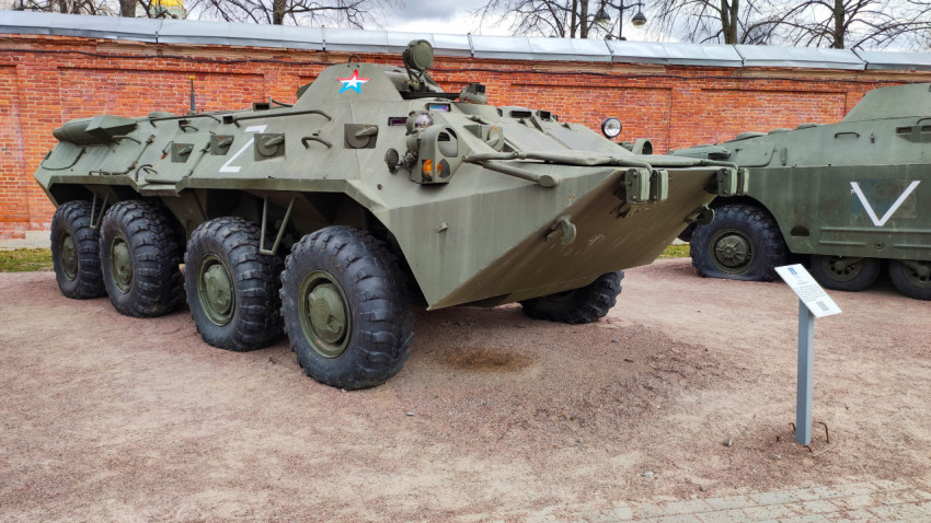 Советский бронетранспортёр БТР-80 на выставке военной техники