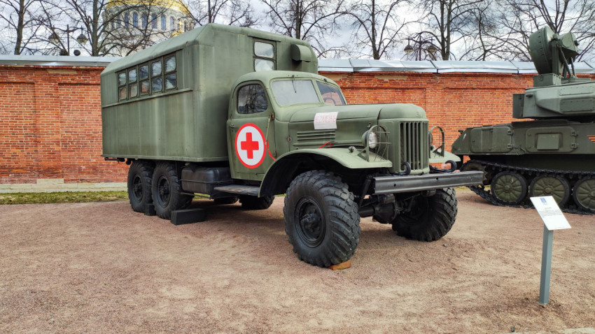 Советский медицинский центр на базе ЗИЛ-157 КУНГ