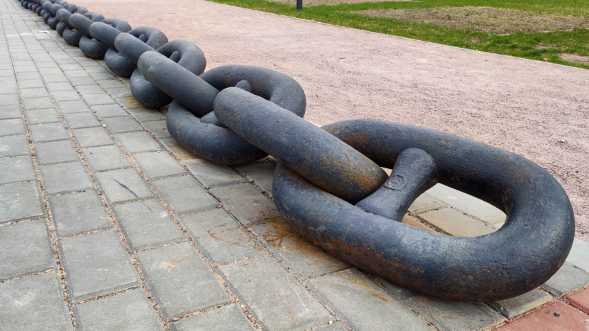 Якорная цепь в парке в Кронштадте